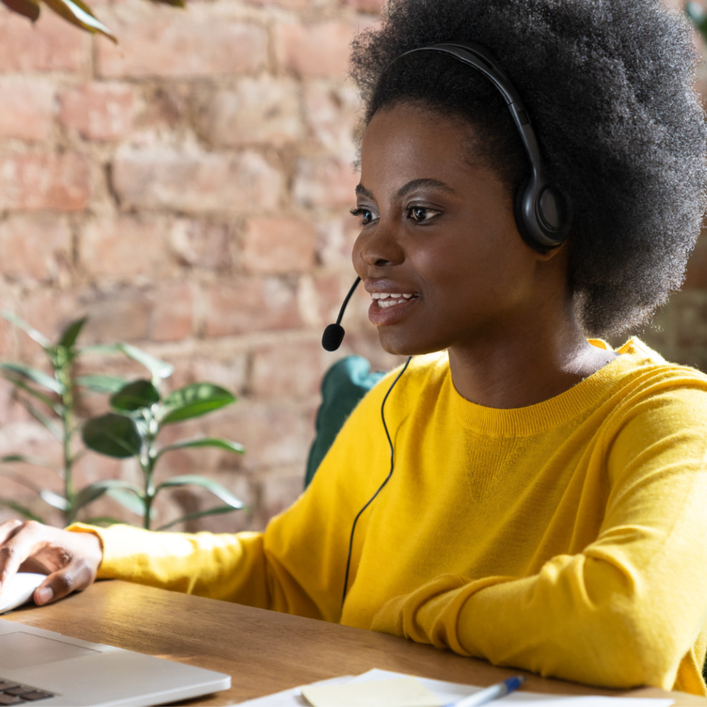 Personne utilisant un ordinateur pour de l'assistance numérique à distance
