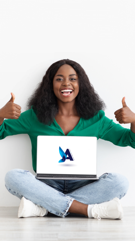 Assistance numérique avec une personne utilisant un ordinateur avec le logo d'Aranum