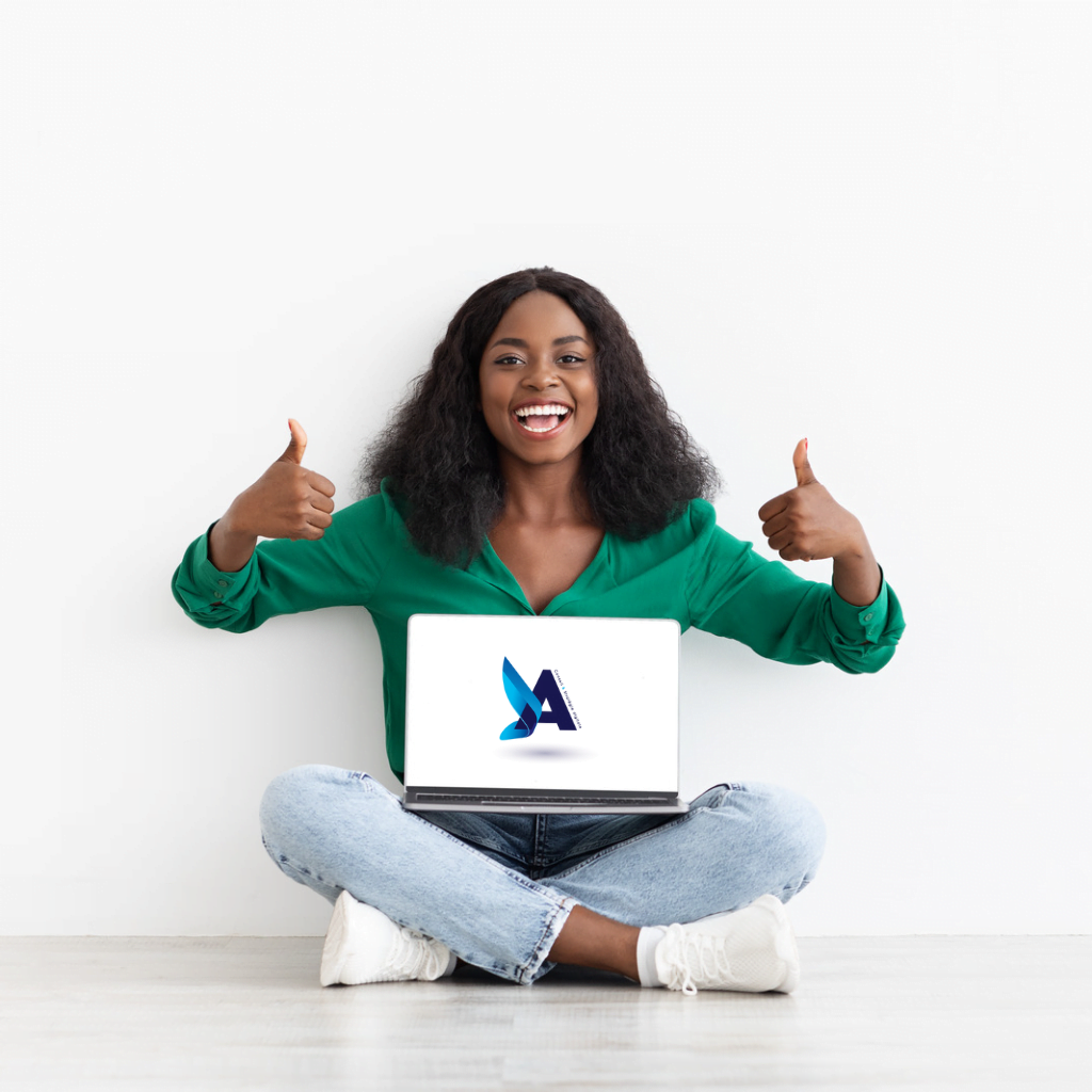 Assistance numérique avec une personne utilisant un ordinateur avec le logo d'Aranum
