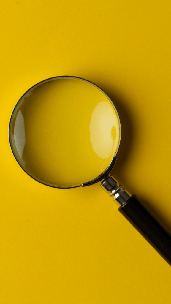 Recherche SEO avec une loupe sur fond jaune