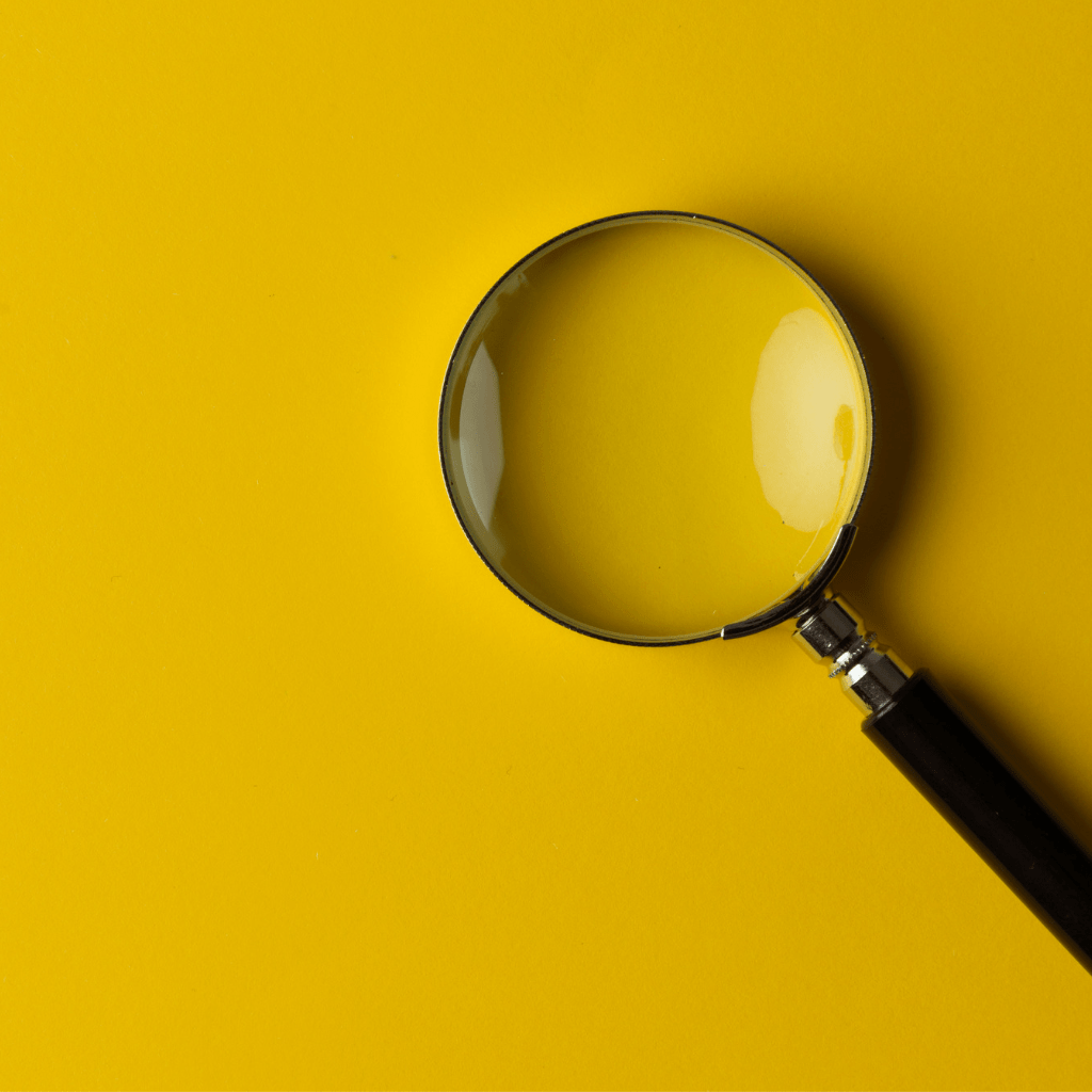 Recherche SEO avec une loupe sur fond jaune